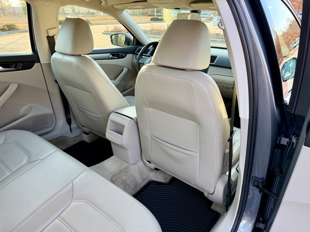 2015 Volkswagen Passat Image 24