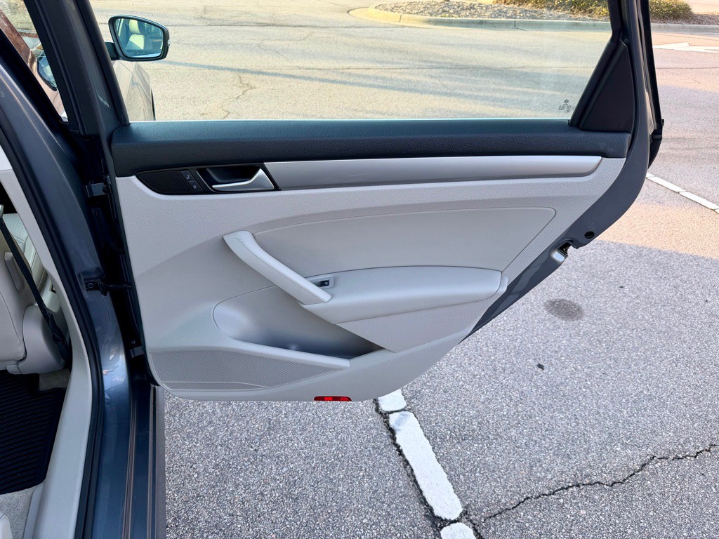 2015 Volkswagen Passat Image 25