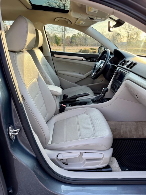 2015 Volkswagen Passat Image 26