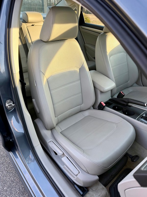 2015 Volkswagen Passat Image 27