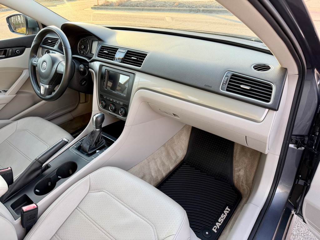2015 Volkswagen Passat Image 28