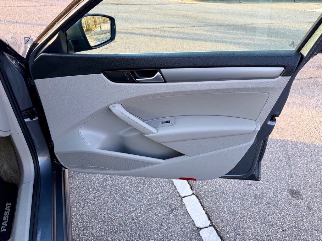 2015 Volkswagen Passat Image 29