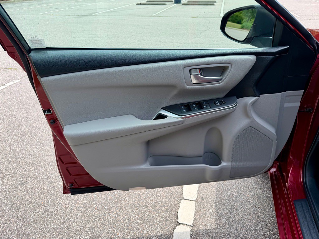 2016 Toyota Camry Image 12