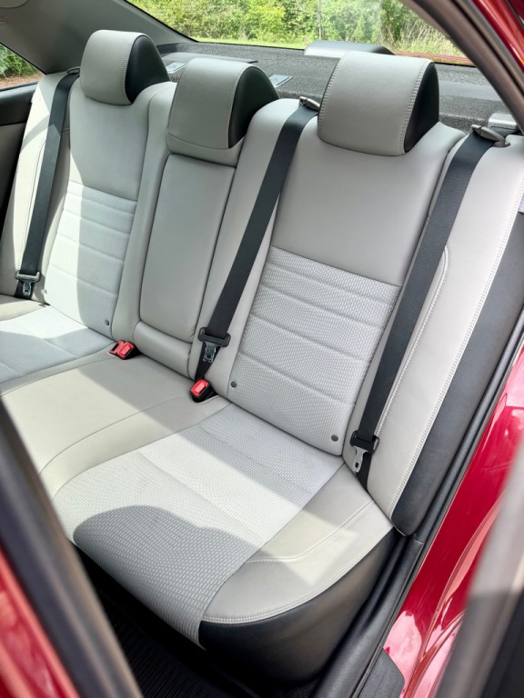 2016 Toyota Camry Image 14