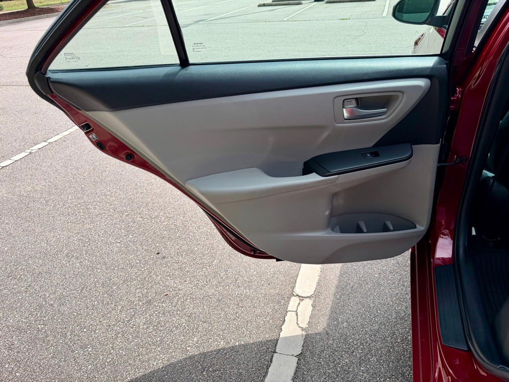 2016 Toyota Camry Image 16