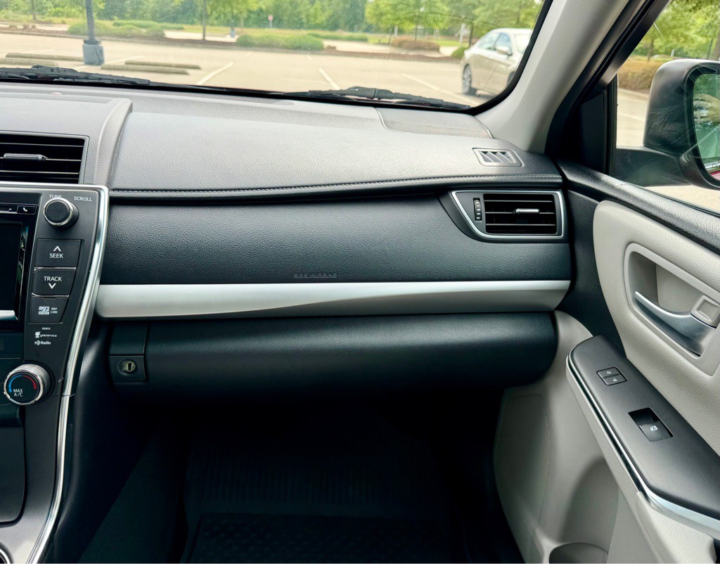 2016 Toyota Camry Image 20