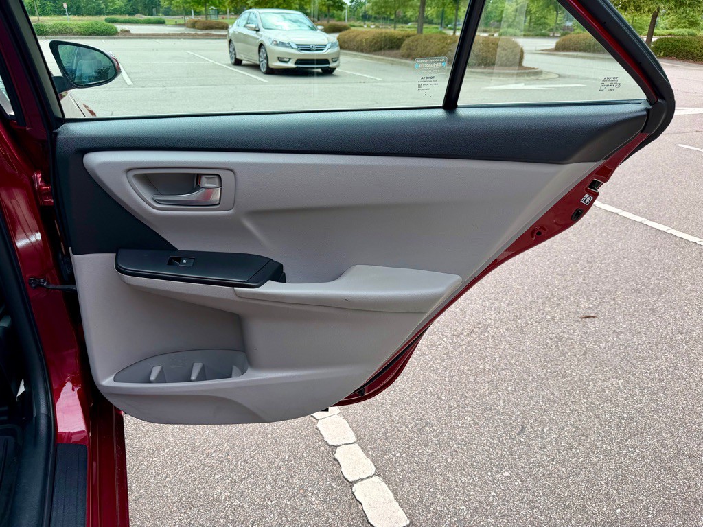 2016 Toyota Camry Image 23