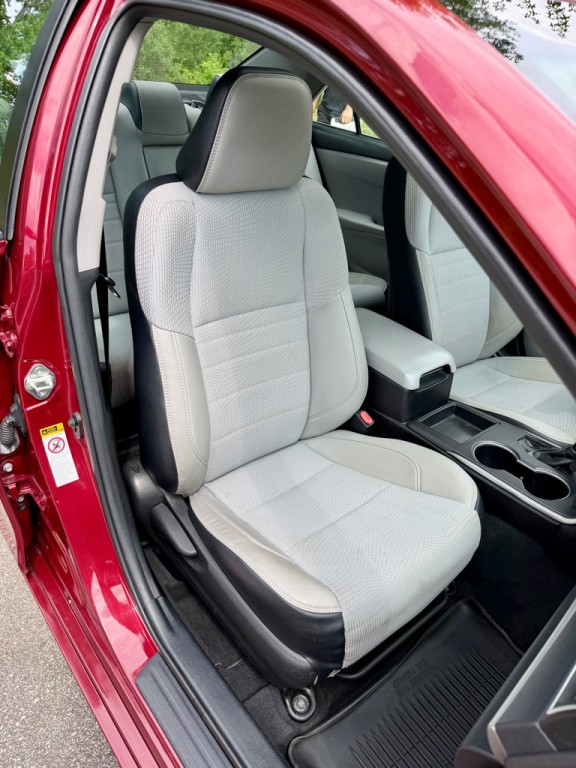 2016 Toyota Camry Image 25