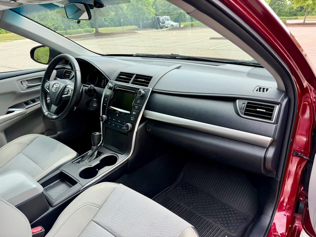 2016 Toyota Camry Image 26