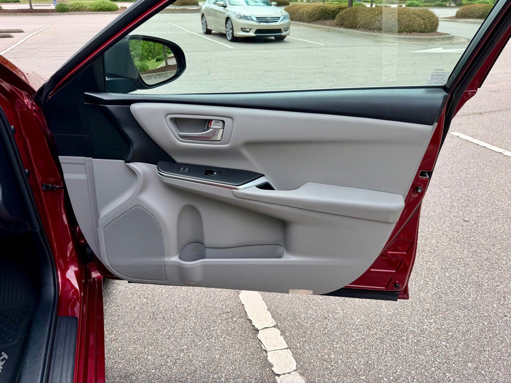 2016 Toyota Camry Image 27