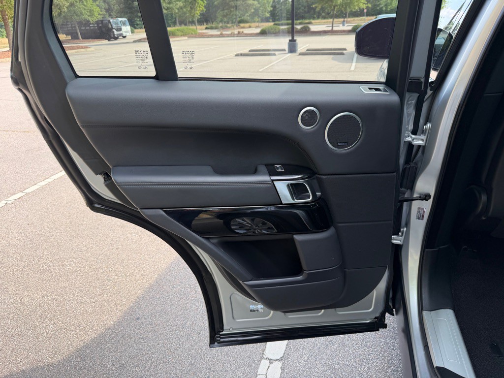 2014 Land Rover Range Rover Image 17