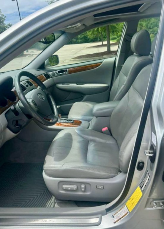 2005 Lexus ES Image 10