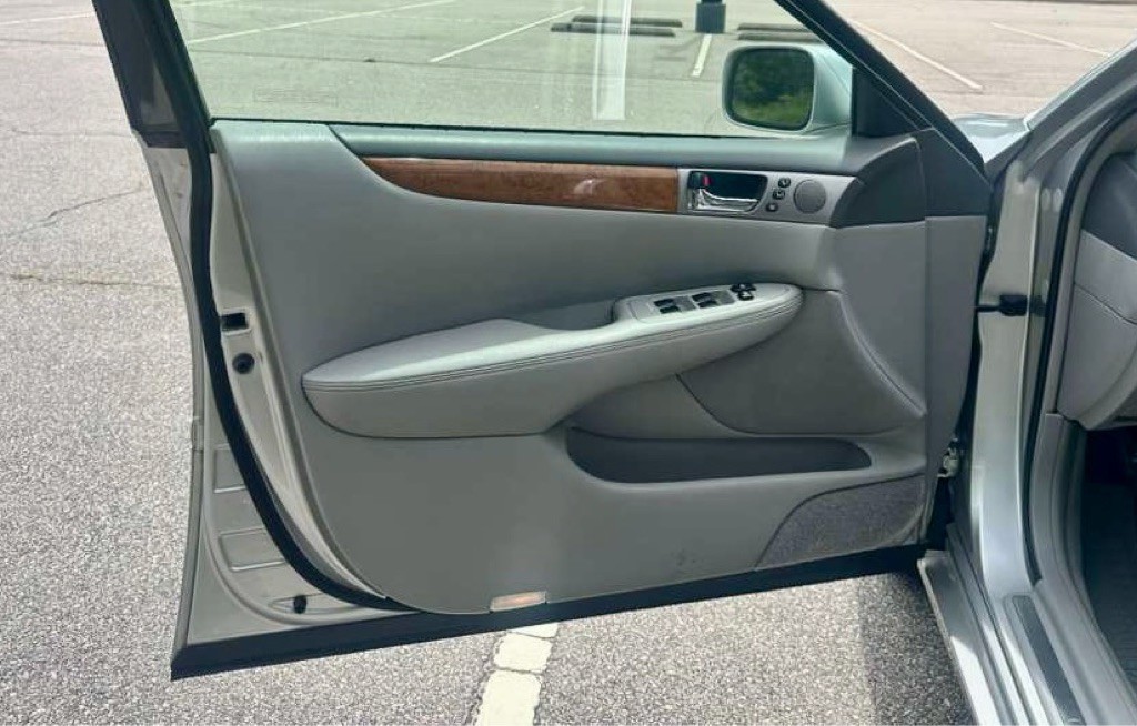 2005 Lexus ES Image 12