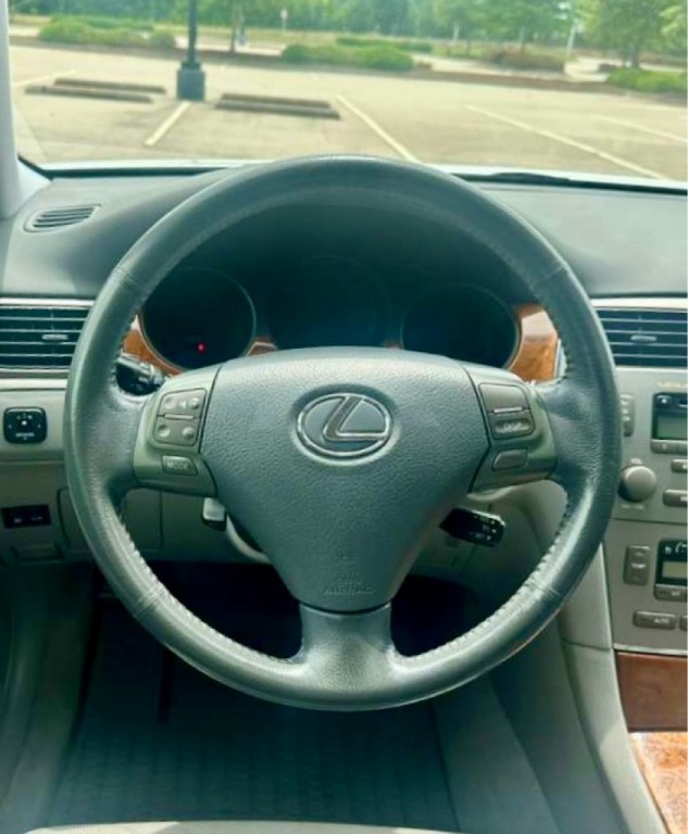 2005 Lexus ES Image 16
