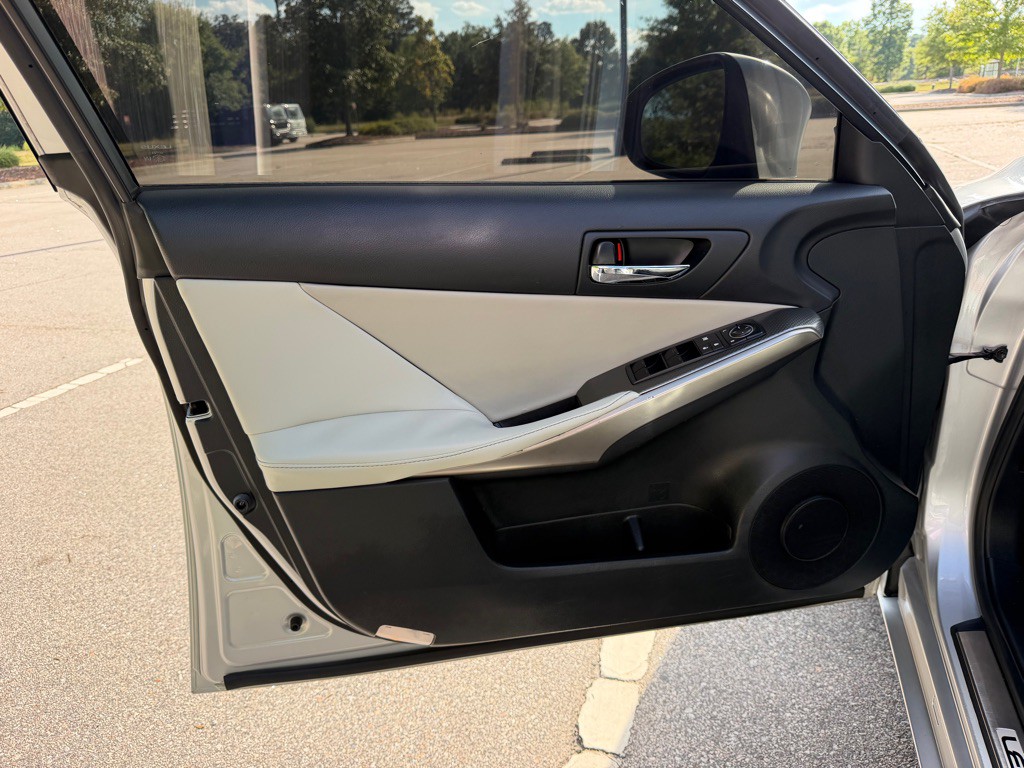 2014 Lexus IS Image 11