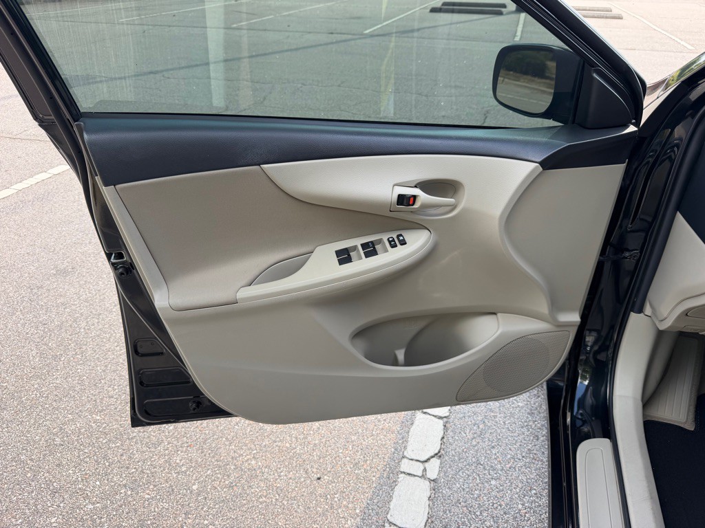 2013 Toyota Corolla Image 13