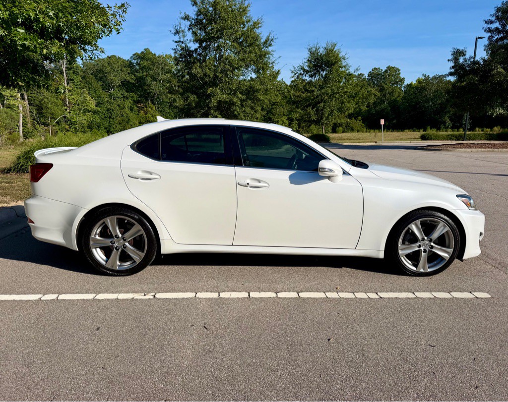 2011 Lexus IS Image 4