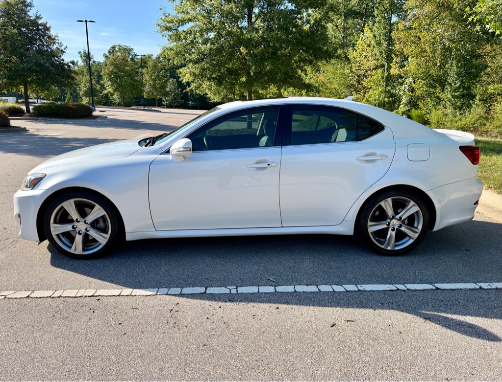 2011 Lexus IS Image 8