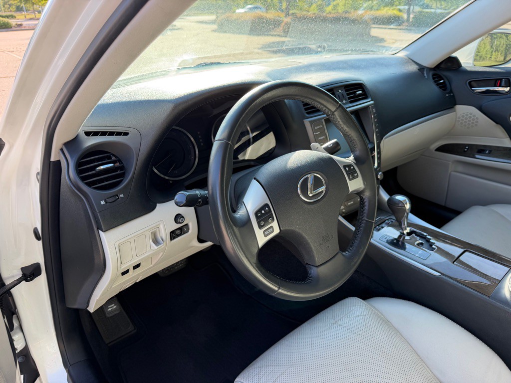 2011 Lexus IS Image 11