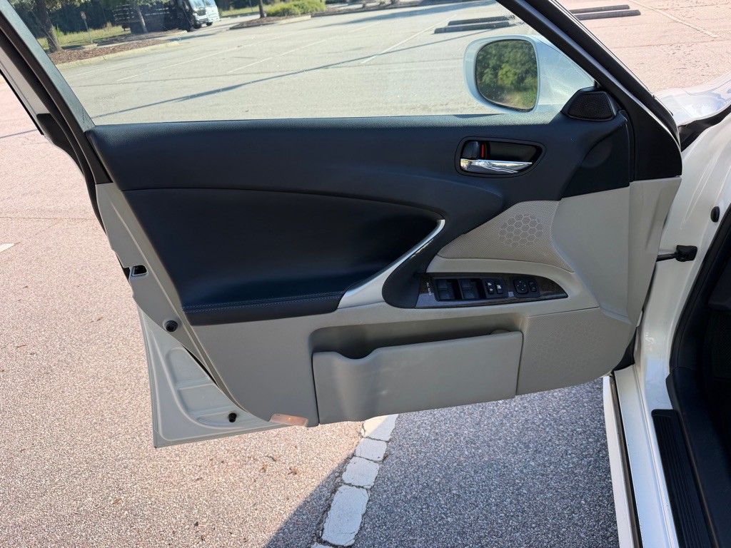 2011 Lexus IS Image 12