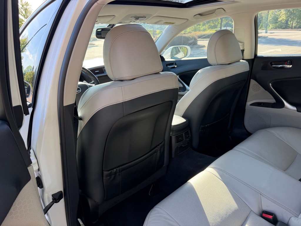 2011 Lexus IS Image 15