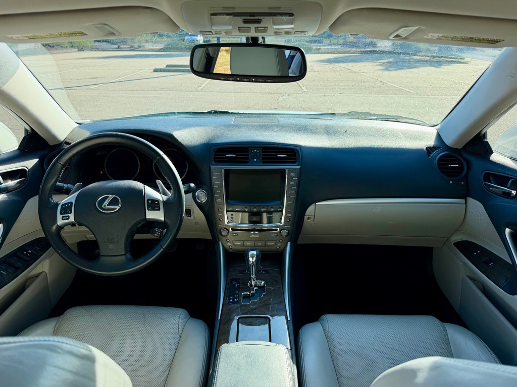 2011 Lexus IS Image 17