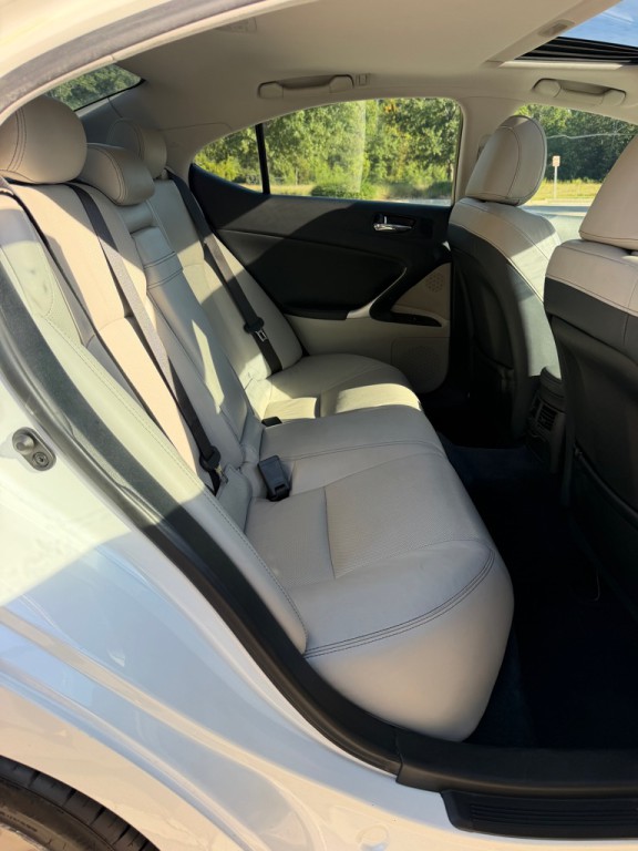 2011 Lexus IS Image 21