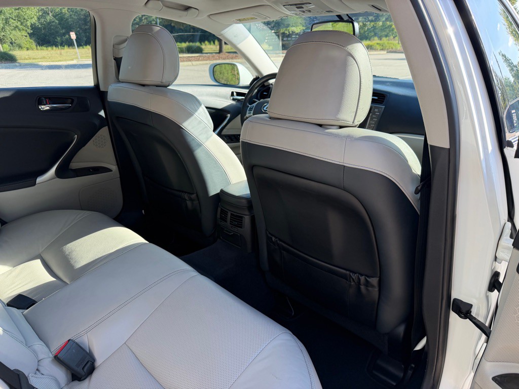2011 Lexus IS Image 23