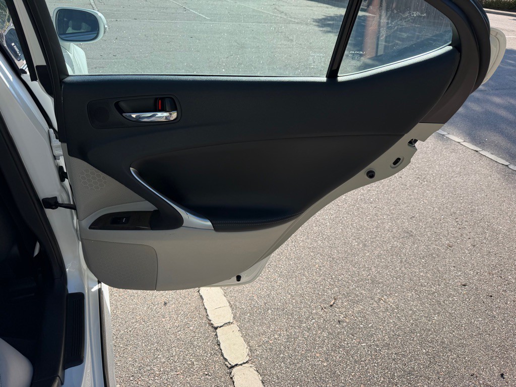 2011 Lexus IS Image 24