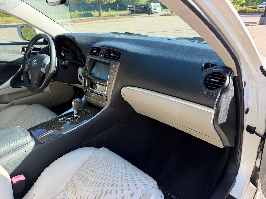2011 Lexus IS Image 27