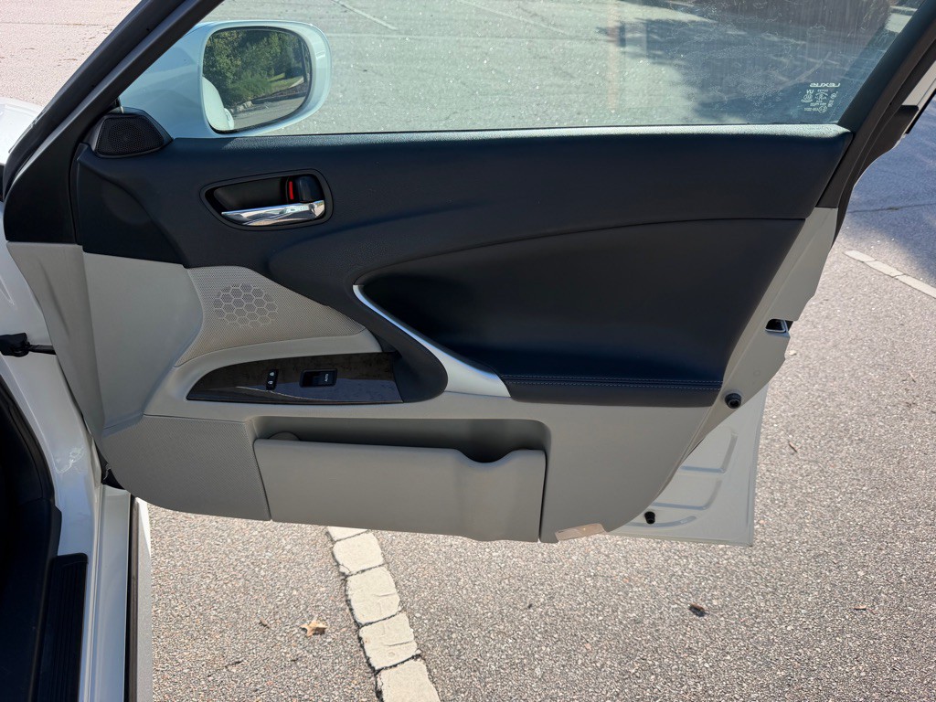 2011 Lexus IS Image 28