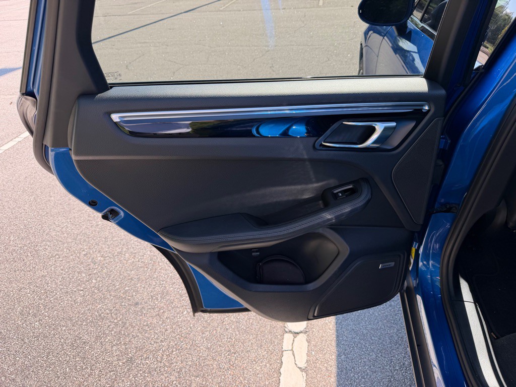 2017 Porsche Macan Image 17