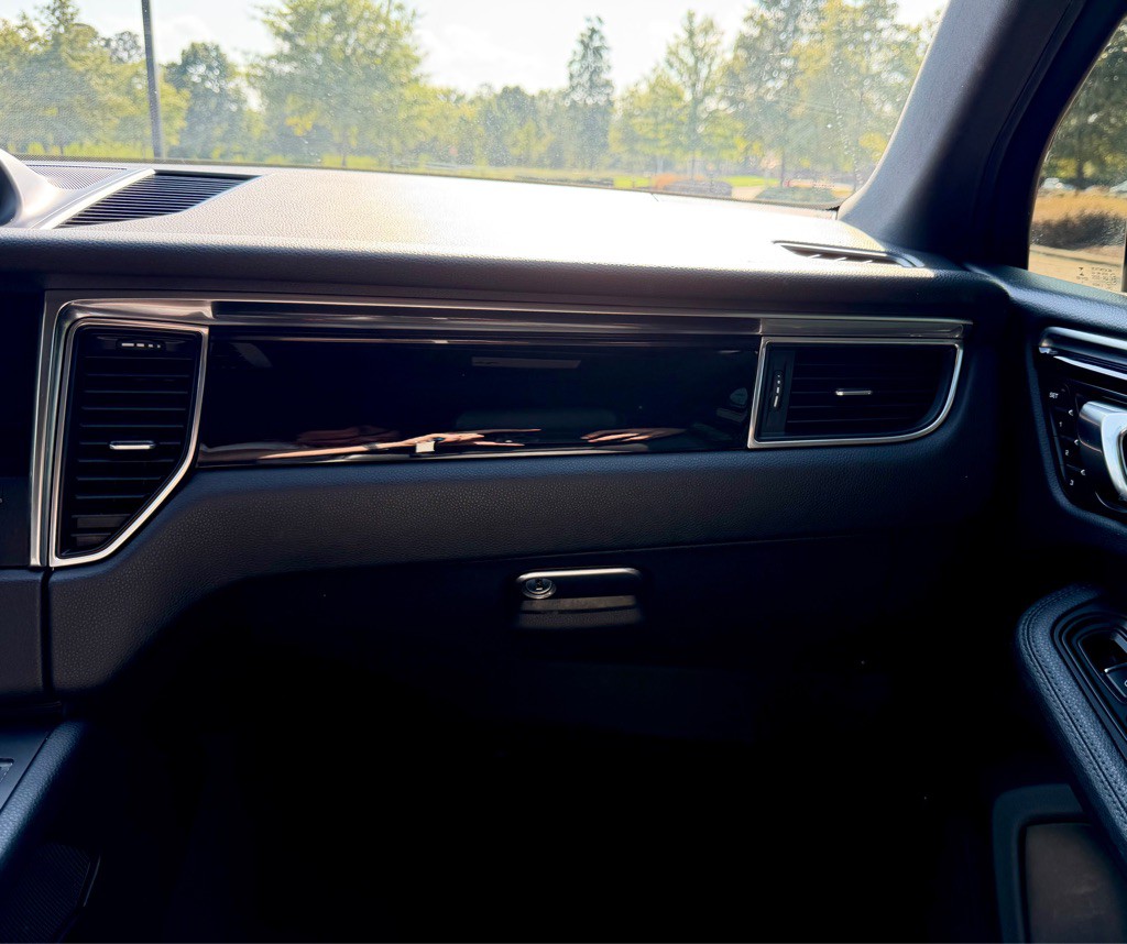 2017 Porsche Macan Image 21