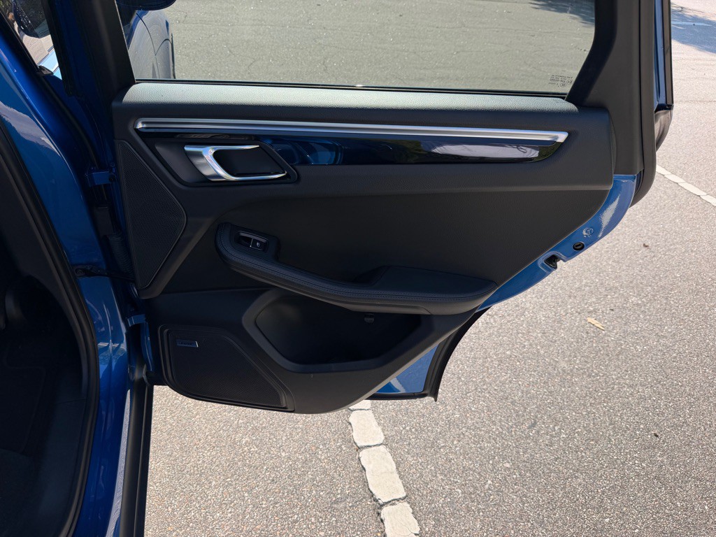 2017 Porsche Macan Image 25