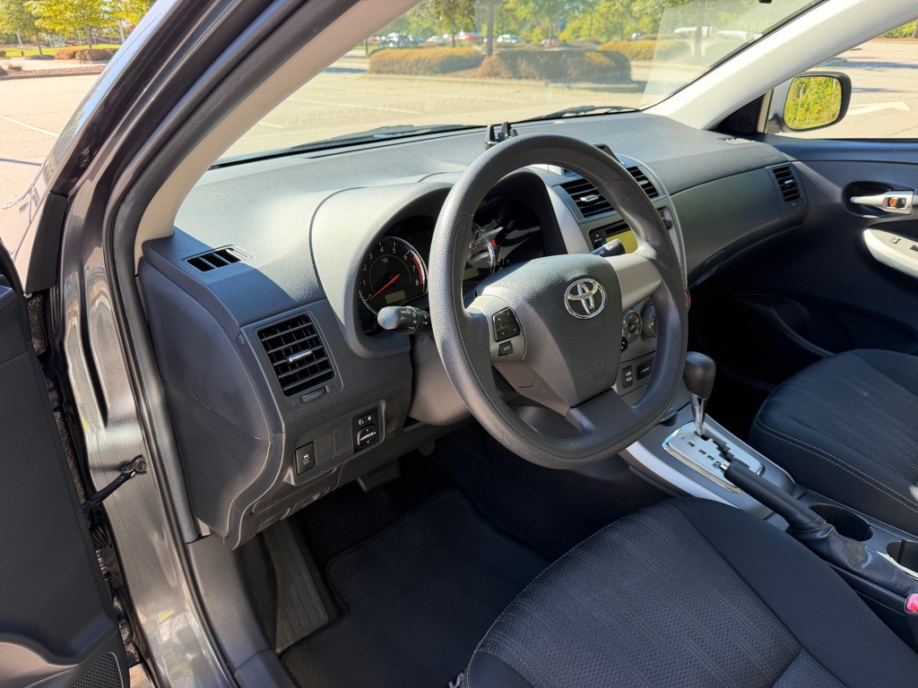 2013 Toyota Corolla Image 11