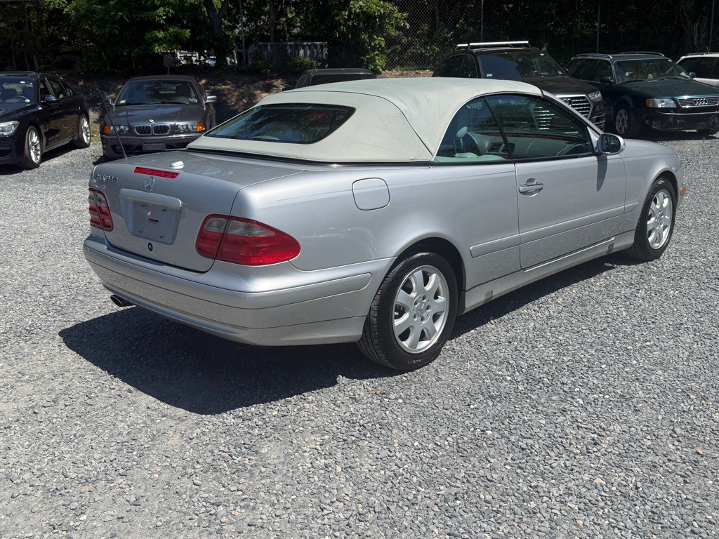 2003 Mercedes-Benz CLK-Class Image 8