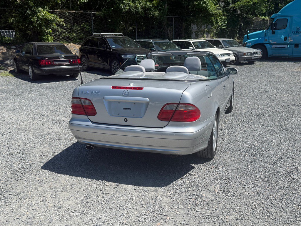 2003 Mercedes-Benz CLK-Class Image 16
