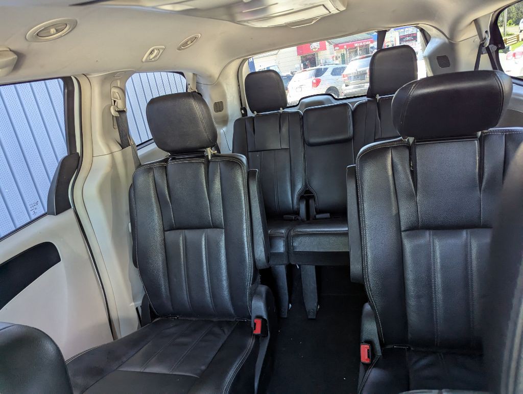 2015 Chrysler Town & Country Image 3