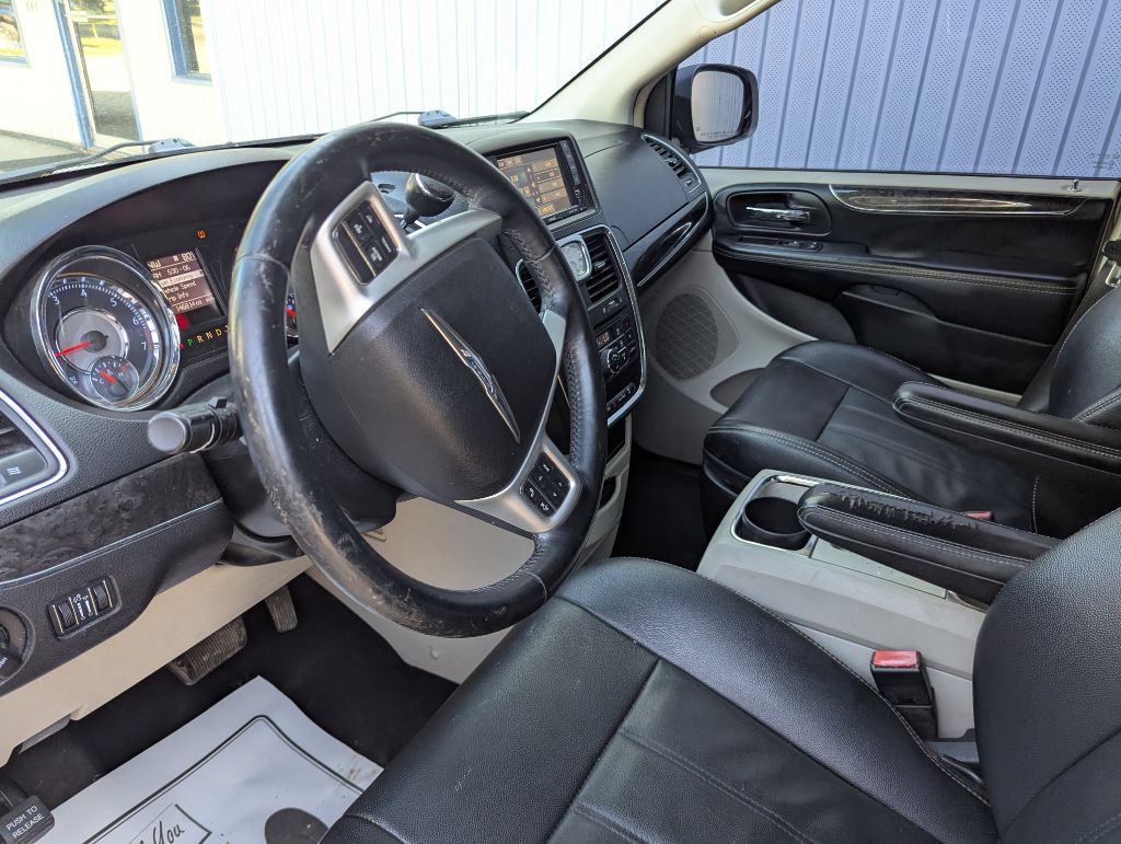 2015 Chrysler Town & Country Image 4