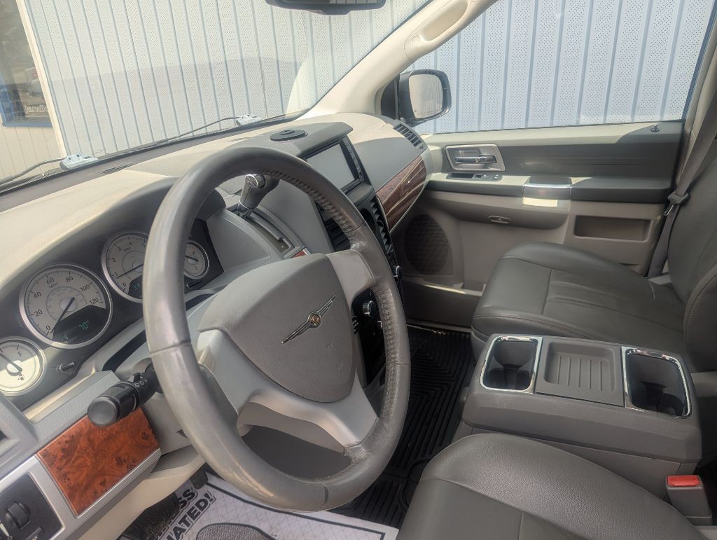 2008 Chrysler Town & Country Image 2