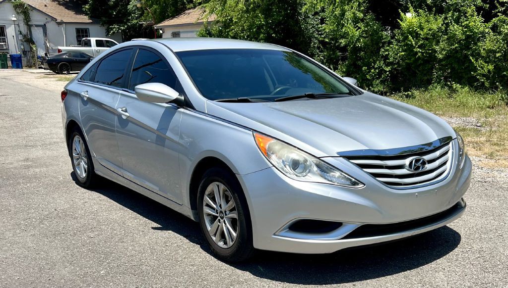 2013 Hyundai Sonata Image 2