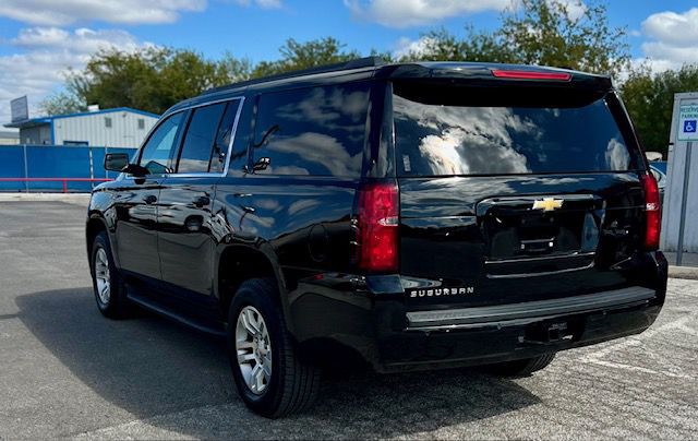 2017 Chevrolet Suburban Image 5