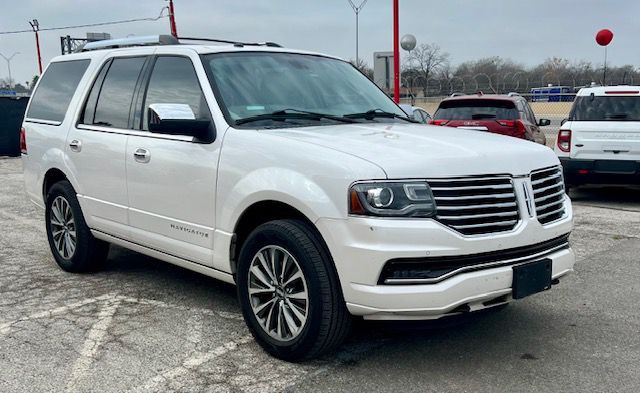 2017 Lincoln Navigator Image 2