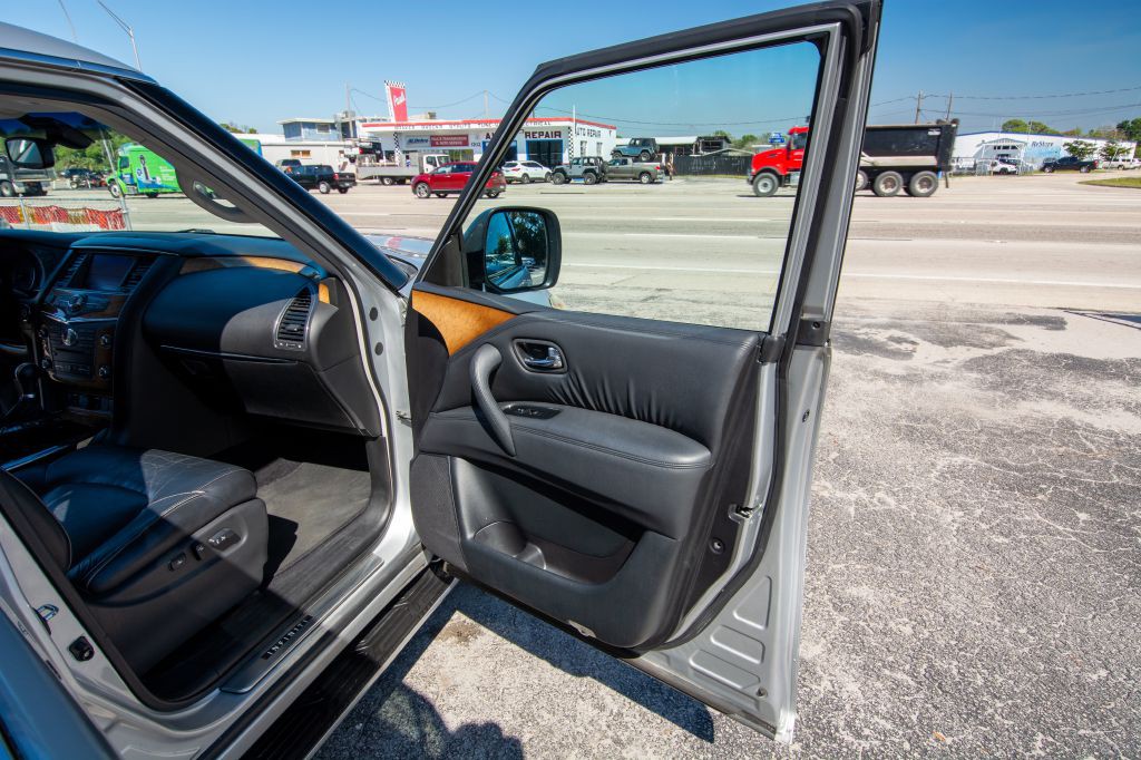 2012 INFINITI QX56 Image 8
