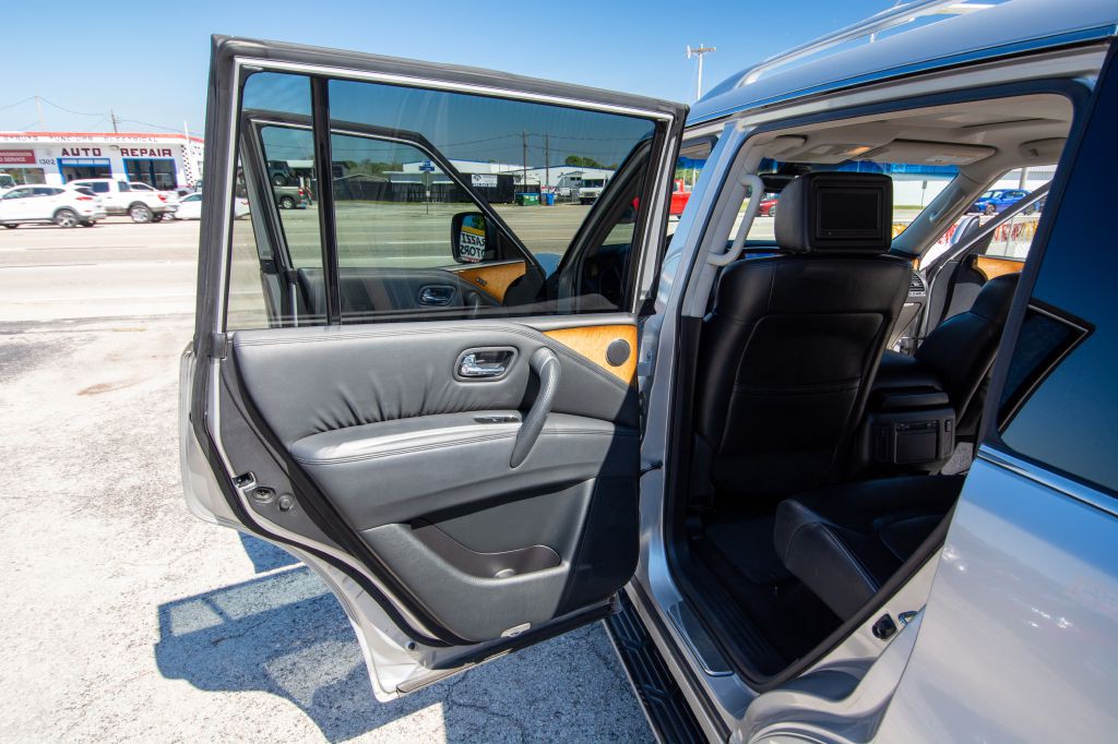2012 INFINITI QX56 Image 9
