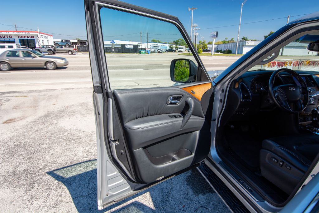 2012 INFINITI QX56 Image 10
