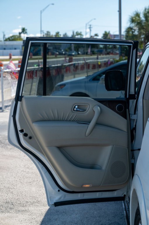 2012 INFINITI QX56 Image 7