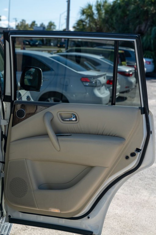 2012 INFINITI QX56 Image 9