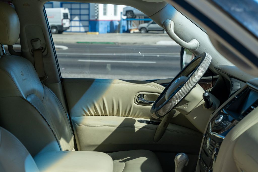 2012 INFINITI QX56 Image 10