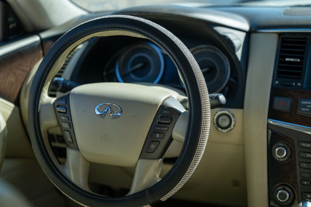 2012 INFINITI QX56 Image 11